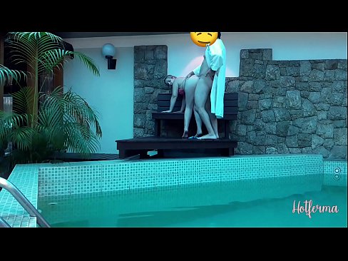 ❤️ Boss býður vinnukonu í sundlaugina, en gat ekki staðist heitt Klám á is.onlyhdporn.ru