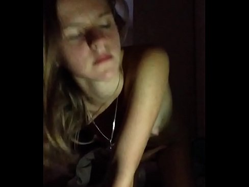 ❤️ Stúlka sjálfsfróar sér og kúrir Klám á is.onlyhdporn.ru